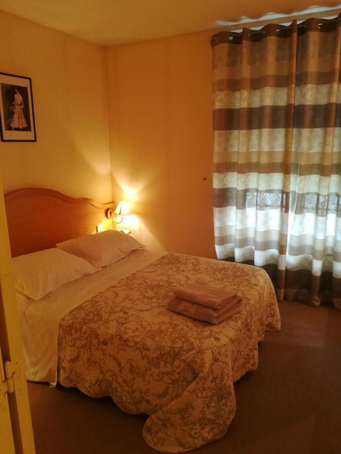 Hotel De La Place Liffol-le-Grand Buitenkant foto
